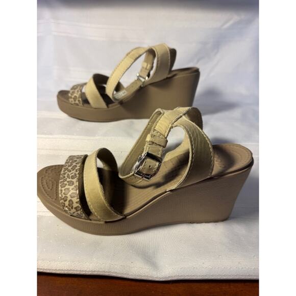 Women’s Crocs Wedge Sandals Size 7 Beige Leopard Strap Lightweight Comfort - Picture 4 of 7